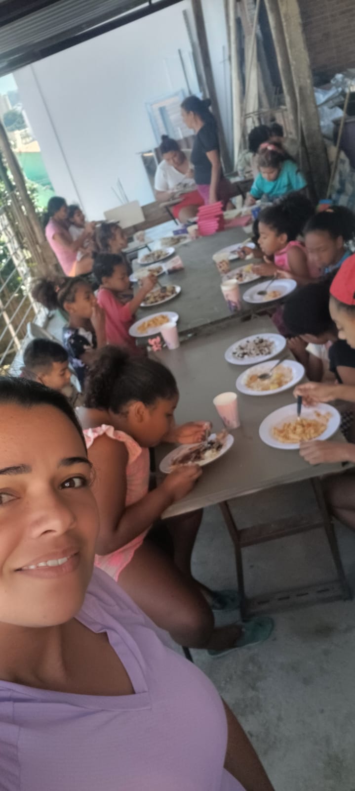 Almoço comunitário com as crianças