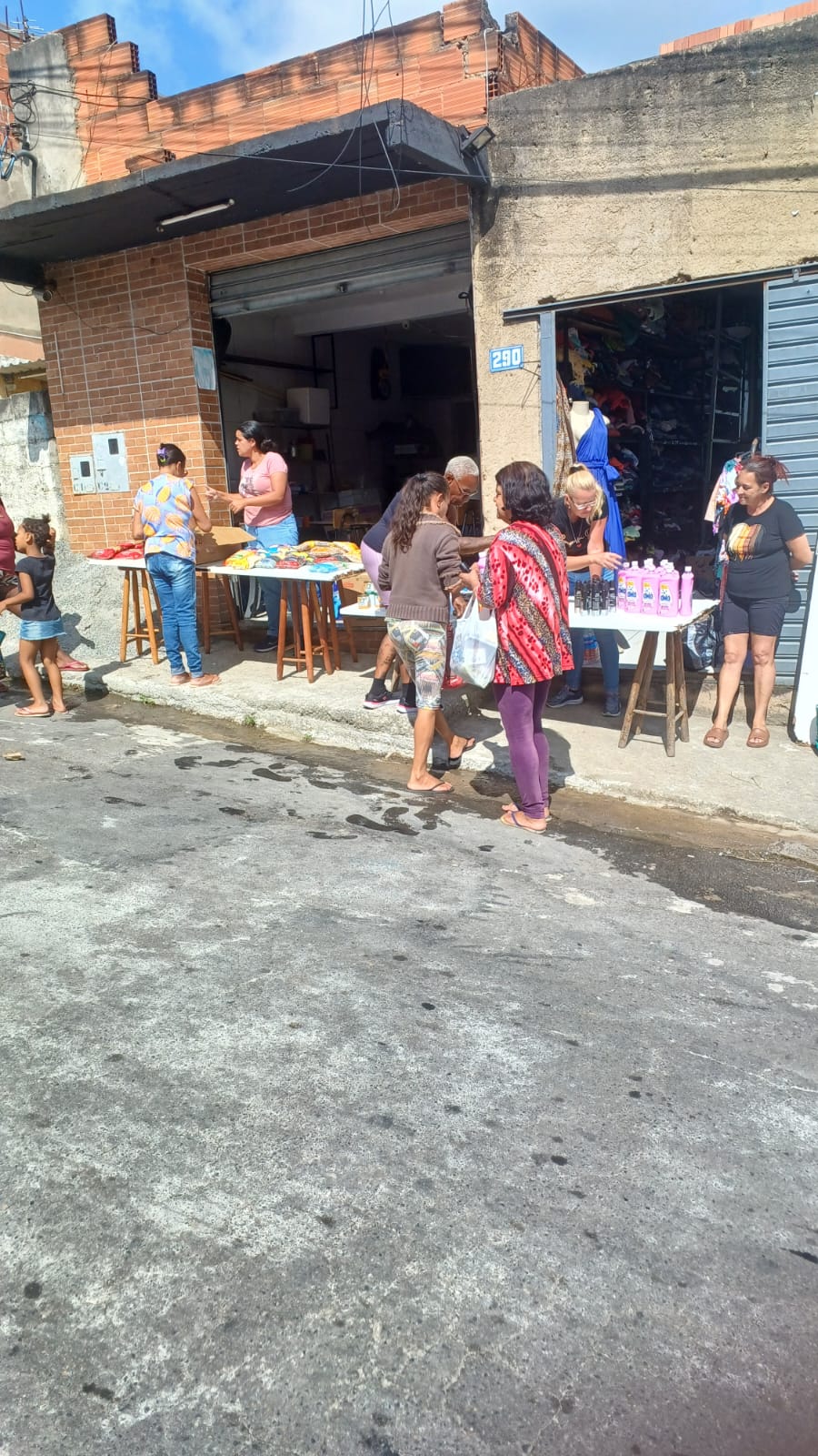 Bazar solidário com produtos de higiene