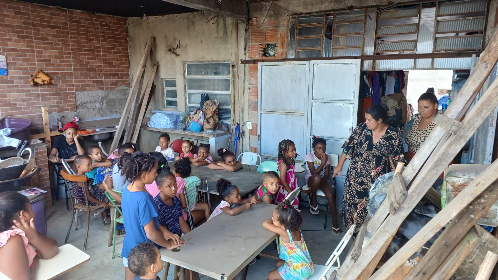 Crianças reunidas para atividades